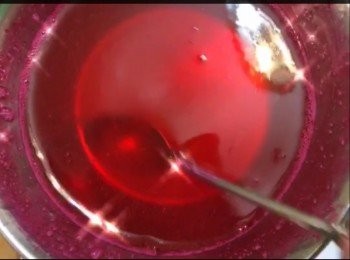step3: 士多啤梨啫喱軟糖做法：

～啫喱粉加入魚膠粉，熱水攪勻
～隔熱水座溶
～加入粟膠攪勻 待用
（混合好的啫喱水，好快會變成固體狀態,用熱水座溶很快變成液態）