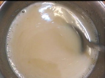step4: 益力多軟糖做法：

.～益力多加魚膠粉加糖攪勻
～隔熱水座溶
～加入粟膠與檸檬汁再攪勻待用
（混合好的益力多軟糖水，好快會變成固體狀態,用熱水座溶很快變成液態）