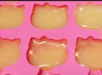 step6: 第二層倒入益力多混合水在Hello kitty模的頭、手、腳及尾巴（細緻位可以用牙籤滴入模內）雪30分鐘再到l倒入另一層顏色。