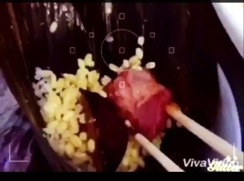 step4: 包糭方法：把一片糭葉疊在另一片之一半處。在重疊處對褶。把糭葉約1/3向上褶，打開就成一個尖底袋。順序加入：1滿大匙糯米，1滿大匙綠豆，半隻鹹蛋黃，五花腩（置中），半隻冬菇。鋪上1滿大匙綠豆，1滿大匙糯米。在袋底位置加 1片糭葉，目的使糭葉邊加闊。把糭葉邊褶向中央。袋尖向自己，把上面多出的糭葉向前（或後）褶。包糭方法可上YouTube 搜尋。