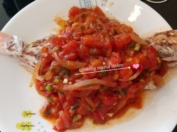 step6: 加入蔥粒炒兩下就可以放上已煎好的魚