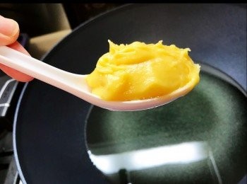 step5: 用湯匙把蛋漿， 慢慢放入油內。