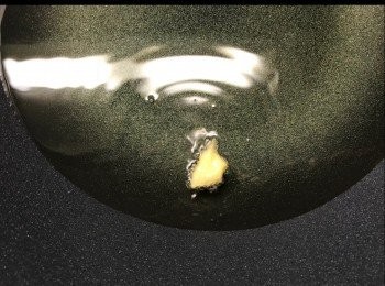 step4: 準備油溫約160度， 或放少少蛋漿於油內， 見起少少泡並浮面，便代表油溫ok, 全程用中小火，便可以開始炸。