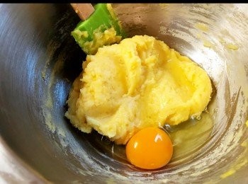 step3: 成麵團後的樣子。 

把麵團轉入另一器皿，然後雞蛋遂隻加，直至蛋漿完全混合， 才可以加下一隻。