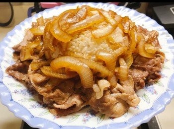 step9: 用碟把白飯盛好， 把豚肉圍著白飯鋪一圈， 滿滿的， 再把洋蔥鋪上。