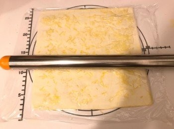 step5: 鋪上保鮮紙並用木棍輕輕碌幾下