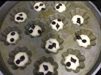 step7: 如要朱古力味，唧了一半面糊，加入朱古力丁，再唧滿面糊