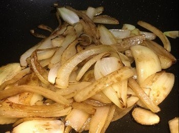 step5: 4. 燒紅鑊，下油，中小火，放入麵煎至兩面金黄，盛起。