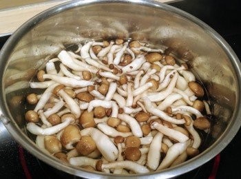 step2: 將本菇洗淨，放入水中。將豆腐切粒，放入水中。