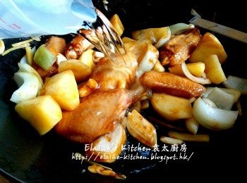 step7: 加入2碗水份量拌勻用中火煮滾 , 蓋上蓋轉慢火炆20分鐘再熄火焗10分鐘