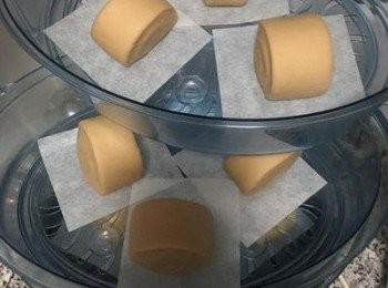 step18: 檢查是否發酵完成，可以依外觀變化來做判斷；發酵後的體積會比未發酵前漲大，而裁切面的紋路也會微微凸顯；發酵後的饅頭如用手輕觸，可以感覺麵糰是拋拋軟軟的； 發酵完成後，冷水起蒸20分鐘，蒸好後不要馬上開蓋，可以輕輕開一小口讓蒸籠裡的蒸氣散出，待蒸籠裡溫度降下來，蒸氣都散開後，就可以取出放涼；