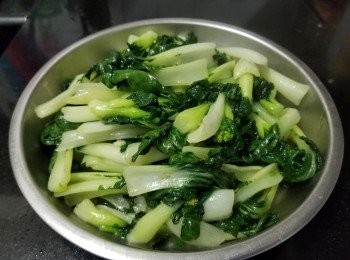 step5: 用雞油爆香蒜頭 , 乾蔥 , 薑片大火放入白菜仔 , 放少少鹽 , 糖 , 雞粉再贊少少黃酒兜炒 , 蓋好焗煮約 30 - 45 秒 , 再加少少麻油 , 生粉水埋芡 , 完成 .