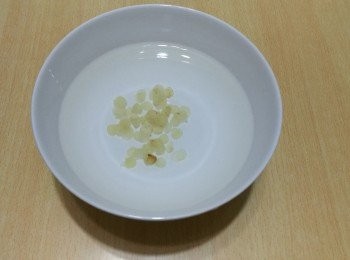 step2: 桃膠和雪蓮子要用水浸過夜，約泡18小時。浸好後桃膠大約會漲大8倍。浸好後的桃膠成淺黃色，逞透明狀。此時，可反覆清洗，除去黑色的雜質，備用。