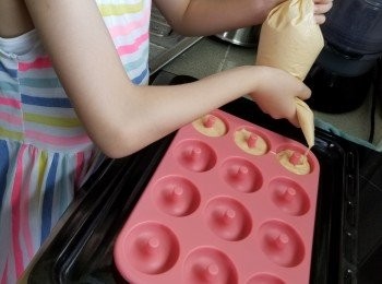 step3: 麵糊倒入唧袋，唧在模型上至8分滿