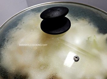 step10: 通常高麗菜沒有變軟不太好拌炒，所以可以先蓋上鍋蓋悶煮，讓菜葉軟化。