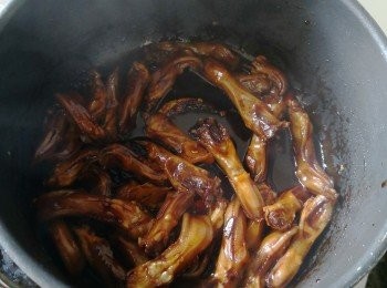 step3: 白鑊炒香八角，花椒，香葉後放入油爆鴨舌後再依序贊酒及生抽，老抽，水，冰將等等。加蓋炆煮至開始濃醮後加入雲耳一起炆到掛油便可關火