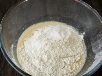 step2: 篩入麵粉和泡打粉，拌勻至沒有粉粒.