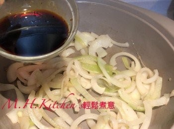 step8: 加入醬油，味醂、料理酒、糖、水煮滾，洋蔥開始軟身