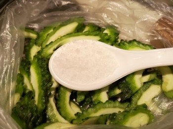 step2: 苦瓜斜切後放入保鮮袋，將鹽醃苦瓜10分鐘，之後沖洗乾淨鹽份，隔去水份備用。雞蛋發混備用。