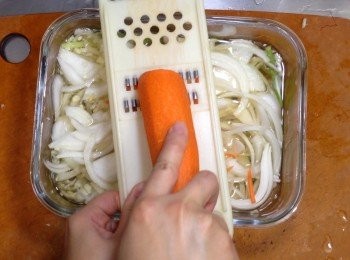 step7: 甘筍洗淨、去皮、刨絲
