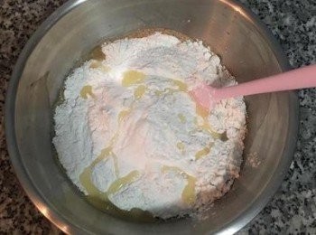 step6: 倒入麵粉及沙拉油；