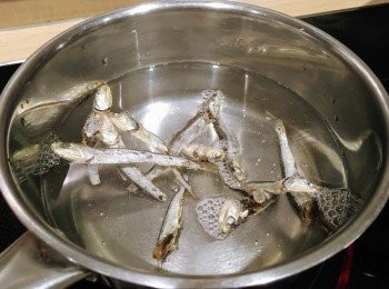 step1: 煮滾清水，放入魚乾，轉小火煮10分鐘，盛起魚乾。