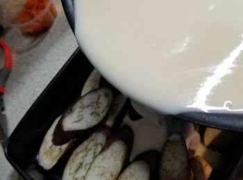 step10: 熄火後加入淡忌廉30g拌勻,將煮好的白汁淋上茄子上