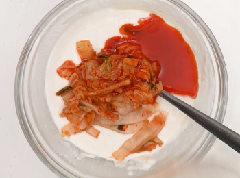 step2: 泡菜切碎，泡菜汁備用，依次倒入麵粉糊中，攪拌均勻。