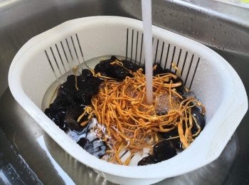 step2: 鮮雲耳及鮮蟲草花浸洗後瀝乾
