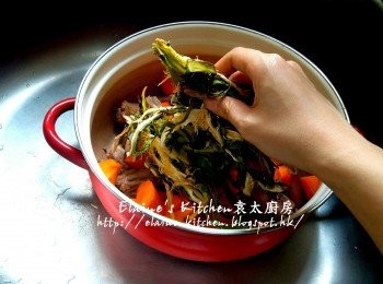 step5: 豬尾骨放入煲內 , 逐一加入紅蘿蔔 , 霸王花 , 無花果 , 蜜棗及南北杏