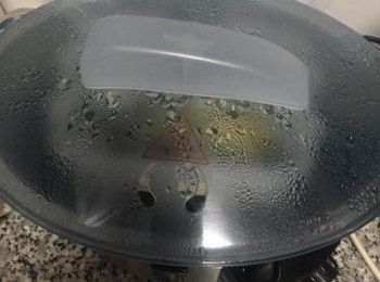 step7: 冷水起蒸20分鐘，如果是用電鍋蒸的話，請在鍋延放一根筷子，以免鍋內溫度過高而蒸出泡泡蛋。