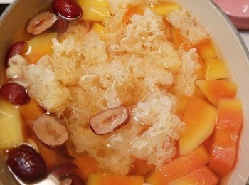 step7: 之後加入木瓜/冰糖和雪耳煮20分鐘便成。