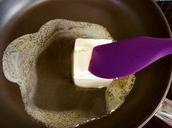 step1: 先用平底鍋用慢火把牛油煮溶。