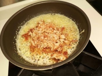 step2: 凍鑊落少許油、牛油和蒜蓉，開鑊爆香材料後加入麵包糠，將麵包糠吸收全部材料。