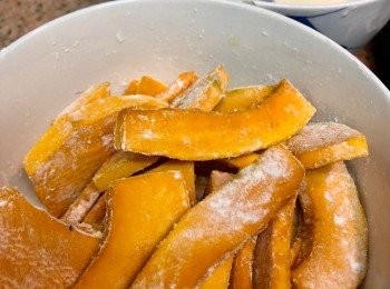 step2: 南瓜去皮去籽，切成約半厘米厚薄片，加入少許乾麵粉拌匀。拌匀<span class="group_2">粉漿</span>備用。