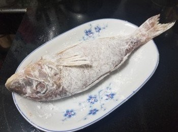 step6: 將三鬚魚上未溶化多餘的鹽抹去，再用廚紙紙吸乾水份，上好生粉