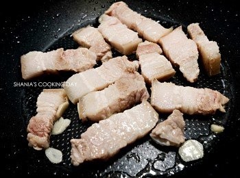 step4: 放入蒜仁片炒香。