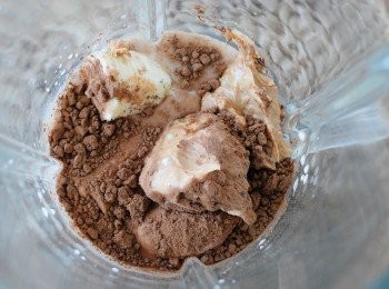 step1: 將香蕉切小塊，將所有材料放入攪拌機內