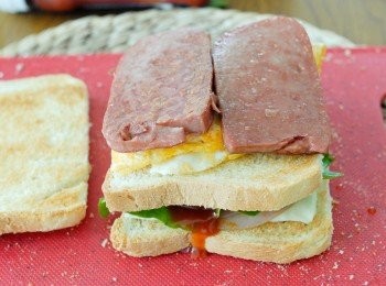 step4: 在上面加一片多士，再加雞蛋和午餐肉