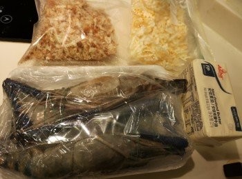 step1: 準備材料：蒜頭去衣琢蓉， 預熱焗爐爐溫200度。