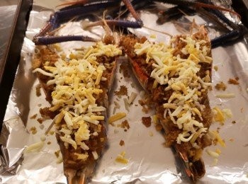 step5: 將麵包糠釀入大頭蝦內，再在蝦面撒上芝士。
