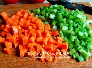step3: 分別將西芹 , 甘旬切粒 , 用水沖一沖洗及瀝乾