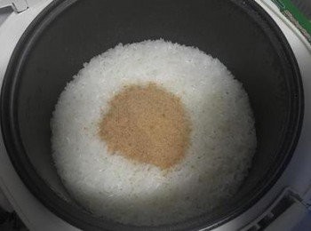 step5: 燜好的糯米趁熱加入糖；