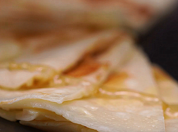 step3: 最後淋上蜂蜜，芝士煎餅就完成啦~