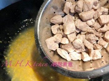 step10: 加入蛋漿，豬脾肉拌勻即成～