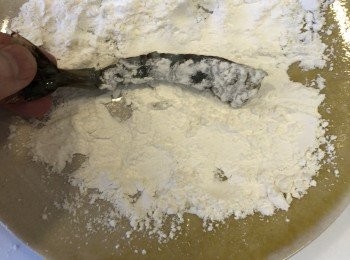 step8: 預熱炸油，油溫加熱到180度。(如果炸蔬菜，油溫改為 165-170度)。蝦抹乾水份，上一層薄力粉，拍去多餘的粉。