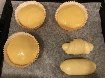 step8: 菠蘿包皮蓋在麵團上，掃上蛋液