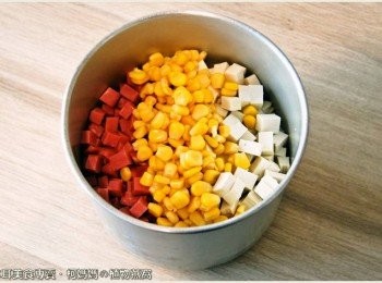 step2: 將剩飯與火腿丁、豆干丁與玉米粒等<span class="group_1">食材</span>，直接放入電鍋中加熱。