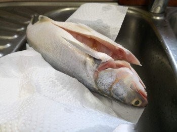 step1: 魚洗淨後徹底抹乾;