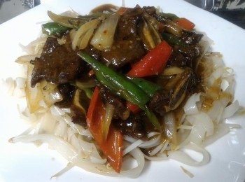 step4: 河粉買返來逐條分開 , 河粉如即日食用就先炒芽菜隔水 , 炒好河粉再後加芽菜炒多幾下 , 如隔夜河粉就河粉跟芽菜一齊原因係新鮮河粉軟身加芽菜同炒就會水份過多會太濕 , 隔夜河粉硬身跟芽菜同炒就可令河粉變軟 , 最重要炒河粉要用筷子炒就可炒得均勻 , 容易炒到每條分開 ....